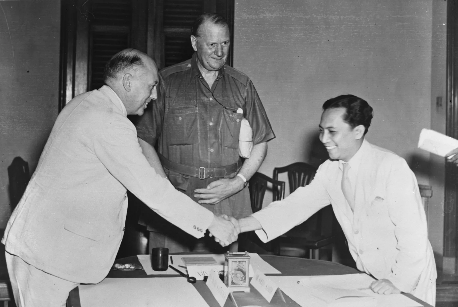 Willem Schermerhorn (kiri), Lord Killearn (tengah), Soetan Sjahrir (kanan). foto: wikipedia